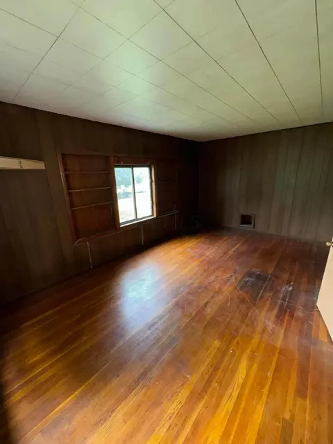 Bedroom - 305 W Mill St, Mcarthur, OH 45651 photo 2 of 4