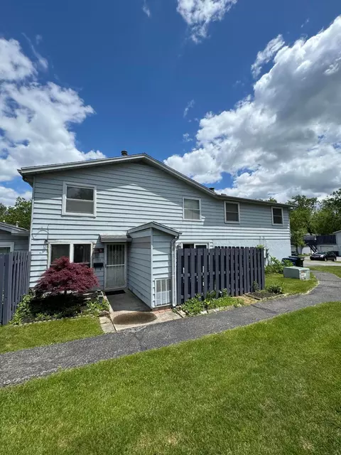 702 Cherry Hollow Rd #E, Columbus, OH 43228