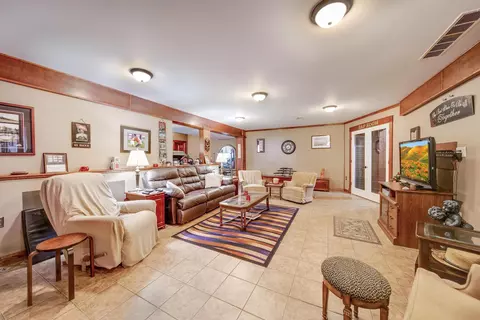 Living - 1518 Eagle Pass Dr, Marion, OH 43302 photo 8 of 9