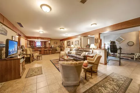 Living - 1518 Eagle Pass Dr, Marion, OH 43302 photo 6 of 9