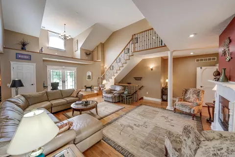 Living - 1518 Eagle Pass Dr, Marion, OH 43302 photo 3 of 9