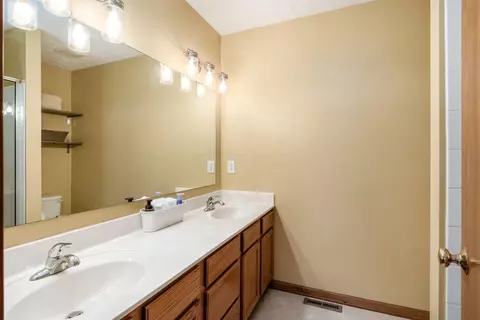 Bath - 5979 Westbend Dr, Galloway, OH 43119 photo 2 of 4