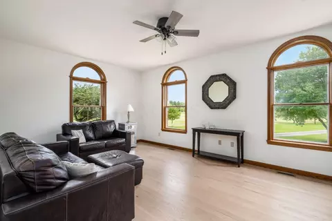 Living - 1422 Pontius Rd, Circleville, OH 43113 photo 2 of 3