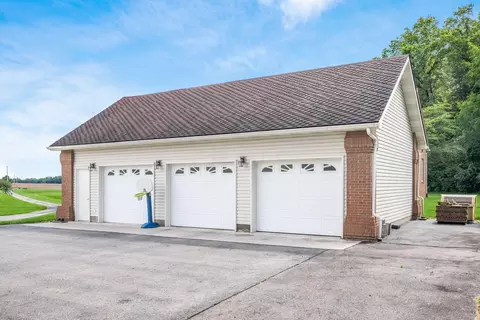 Exterior - 1422 Pontius Rd, Circleville, OH 43113 photo 10 of 11