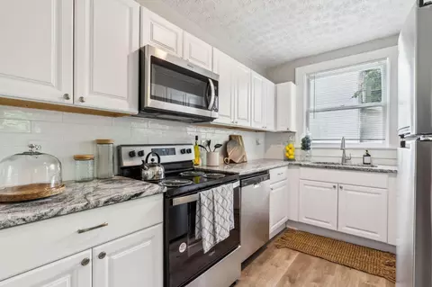 Kitchen - 930 E Main St, Lancaster, OH 43130 photo 3 of 4