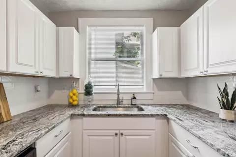 Kitchen - 930 E Main St, Lancaster, OH 43130 photo 2 of 4