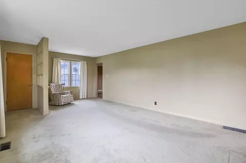 Living - 255 Sunset Dr, Circleville, OH 43113 photo 2 of 6
