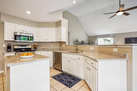 Kitchen - 6403 Monaghan Dr, Dublin, OH 43016 photo 7 of 8