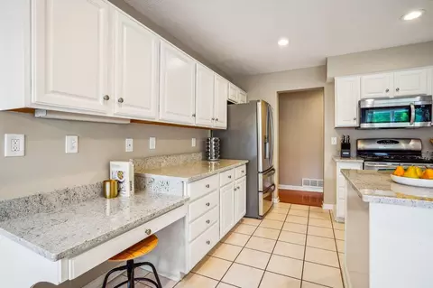 Kitchen - 6403 Monaghan Dr, Dublin, OH 43016 photo 4 of 8