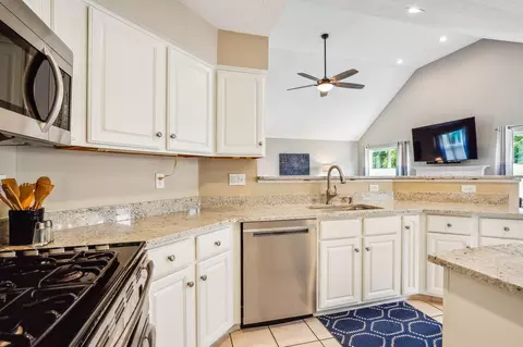 Kitchen - 6403 Monaghan Dr, Dublin, OH 43016 photo 5 of 8