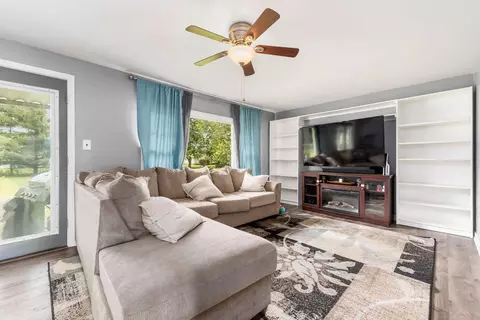 Living - 362 Cedar Hts, Circleville, OH 43113 photo 2 of 4