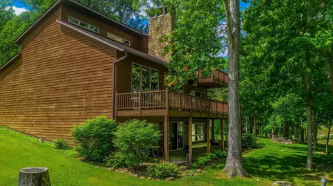 290 Hickory Ln, Senecaville, OH 43780