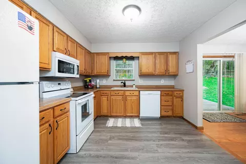 Kitchen - 850 Walnut Dr, Logan, OH 43138 photo 2 of 2
