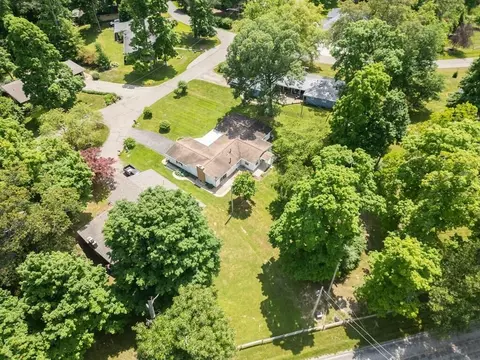 1361 Hanover Ct, Circleville, OH 43113 photo 2
