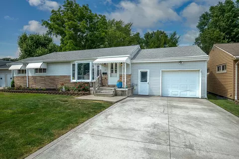 121 W Thrush Ave, Crestline, OH 44827
