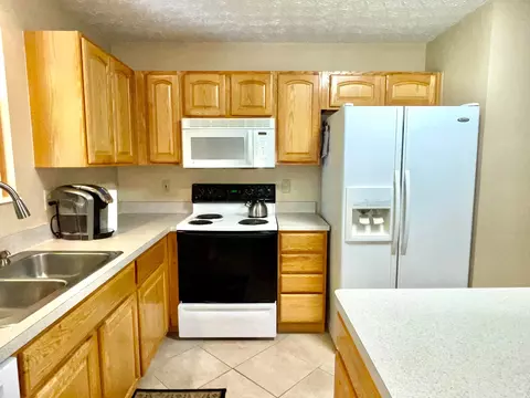 Kitchen - 134 Beech Ct, Delaware, OH 43015 photo 2 of 4