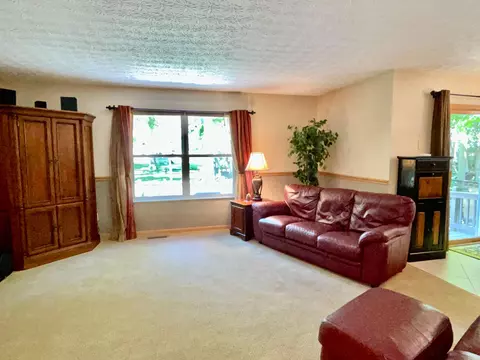 Living - 134 Beech Ct, Delaware, OH 43015 photo 3 of 4