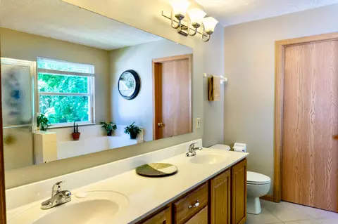 Bath - 134 Beech Ct, Delaware, OH 43015 photo 3 of 5