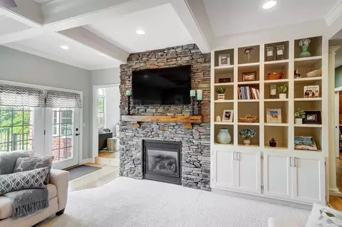 Living - 2523 Wildflower Dr, Springfield, OH 45504 photo 2 of 9