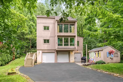 390 Adena Brook Ln, Columbus, OH 43214