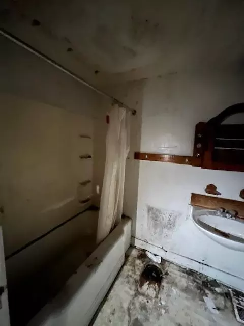 Bath - 1432 S Fountain Ave, Springfield, OH 45506 photo 1 of 3
