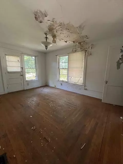 Living - 1432 S Fountain Ave, Springfield, OH 45506 photo 7 of 7