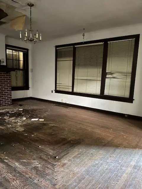 Living - 1432 S Fountain Ave, Springfield, OH 45506 photo 2 of 7