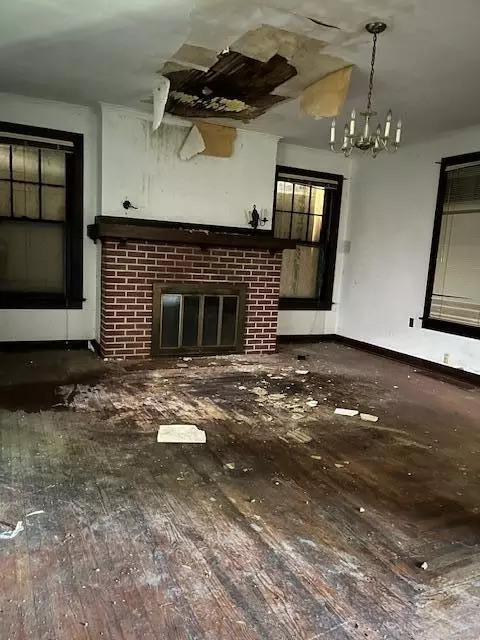 Living - 1432 S Fountain Ave, Springfield, OH 45506 photo 3 of 7