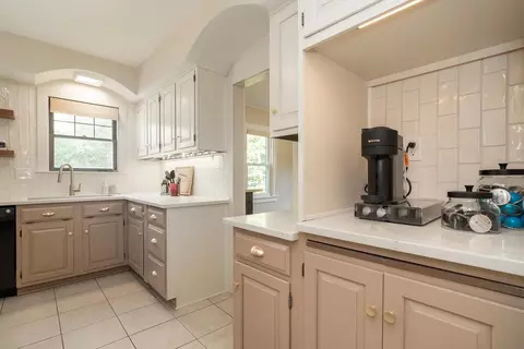 Kitchen - 325 E Longview Ave, Columbus, OH 43202 photo 3 of 4