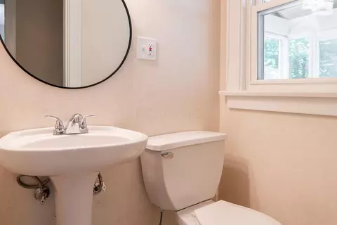 Bath - 325 E Longview Ave, Columbus, OH 43202 photo 1 of 5