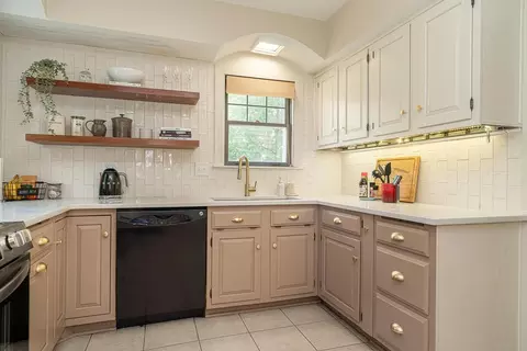 Kitchen - 325 E Longview Ave, Columbus, OH 43202 photo 2 of 4