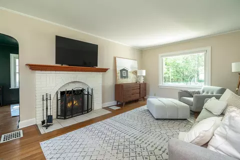 Living - 325 E Longview Ave, Columbus, OH 43202 photo 1 of 5