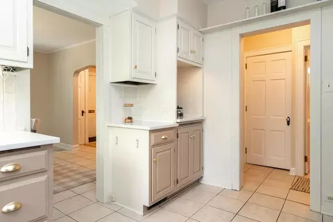 Entry Way - 325 E Longview Ave, Columbus, OH 43202 photo 2 of 4