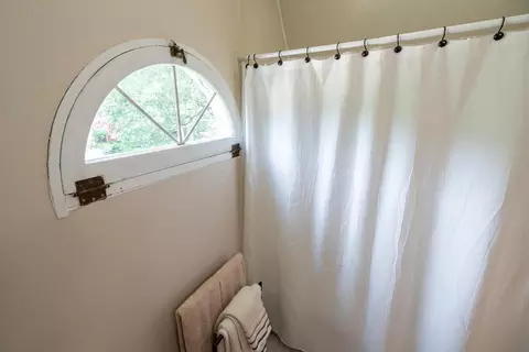 Bath - 325 E Longview Ave, Columbus, OH 43202 photo 5 of 5