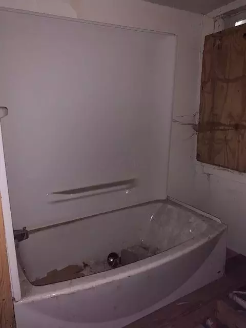 Bath - 1319 Clay St, Springfield, OH 45505 photo 2 of 2