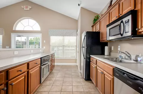 Kitchen - 414 Stoneshire Loop, Pataskala, OH 43062 photo 4 of 4