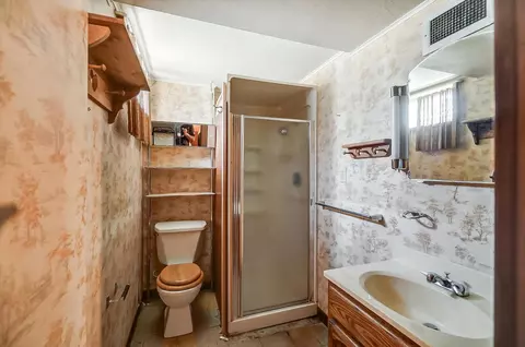 Bath - 3880 Eakin Rd, Columbus, OH 43228 photo 4 of 5