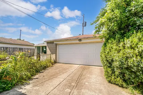 Exterior - 3880 Eakin Rd, Columbus, OH 43228 photo 2 of 8