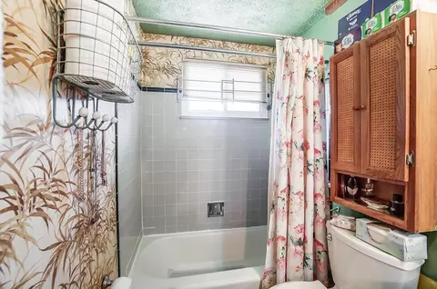 Bath - 3880 Eakin Rd, Columbus, OH 43228 photo 3 of 5