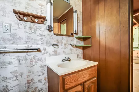 Bath - 3880 Eakin Rd, Columbus, OH 43228 photo 5 of 5