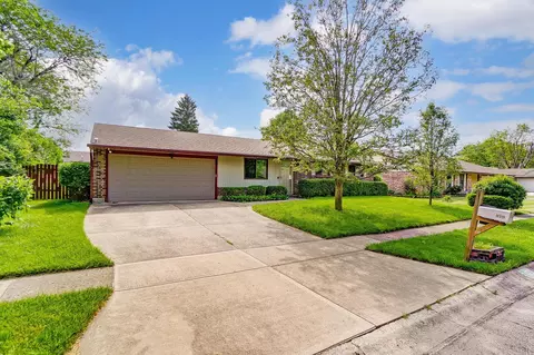 7422 Dial Dr, Dayton, OH 45424