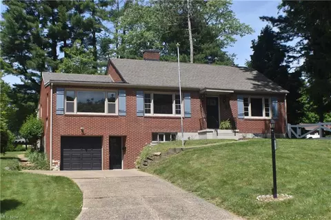 2785 W Ridgewood Cir, Zanesville, OH 43701