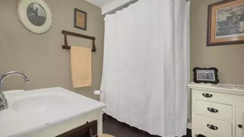 Bath - 150 Watt St, Circleville, OH 43113 photo 3 of 3