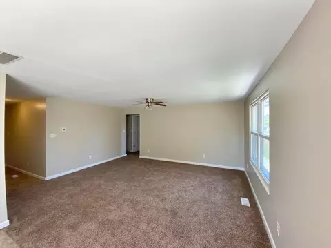 Living - 535 Commanche Ct, Circleville, OH 43113 photo 2 of 2