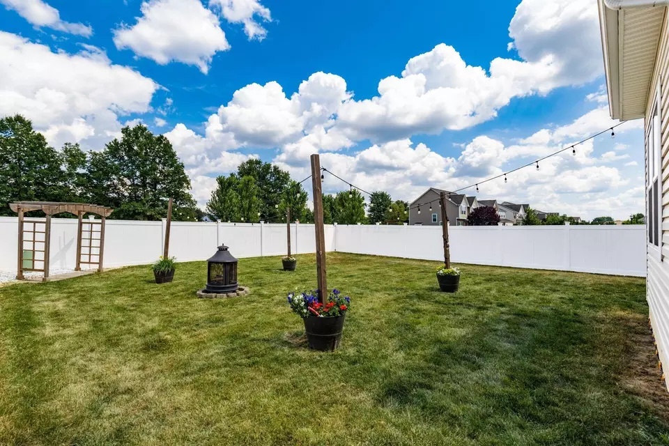 Exterior - 662 Wallace Dr, Delaware, OH 43015 photo 5 of 6