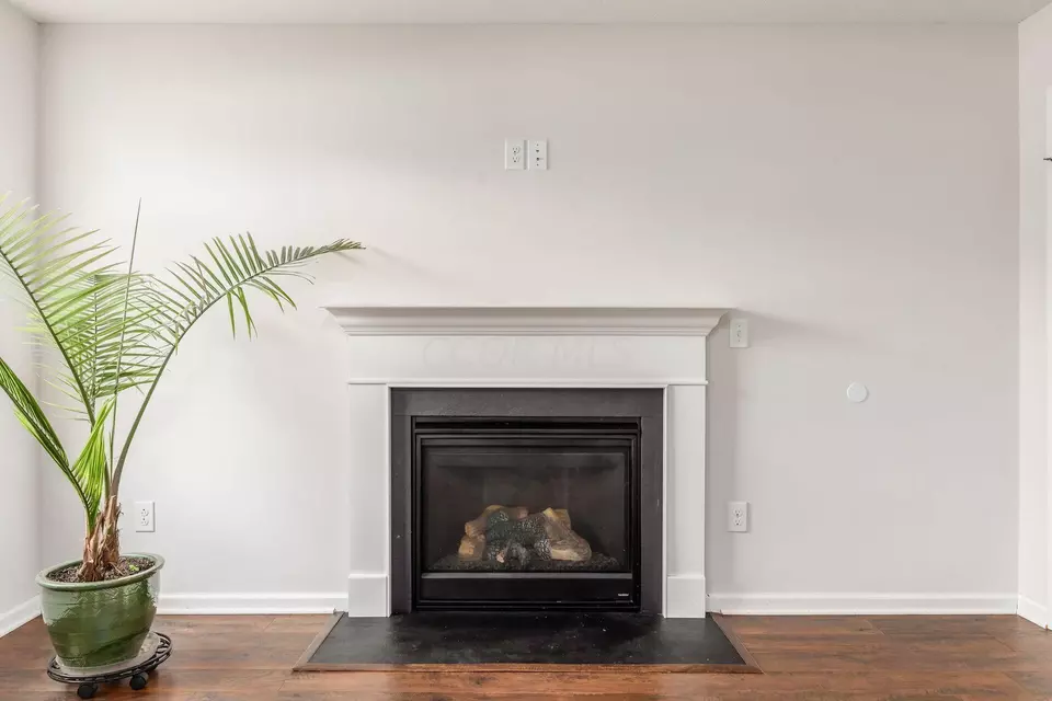 Living - 662 Wallace Dr, Delaware, OH 43015 photo 2 of 2