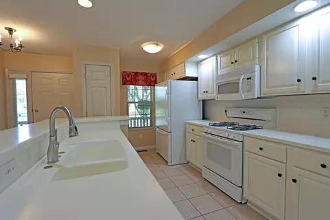 Kitchen - 5899 Dunabbey Loop, Dublin, OH 43017 photo 5 of 5