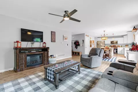 Living - 244 Rolling Acre Dr, Lithopolis, OH 43136 photo 3 of 3
