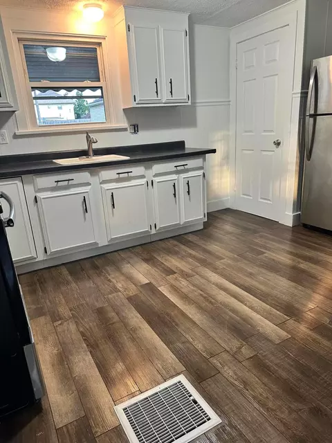 Kitchen - 725 Park St, Willard, OH 44890 photo 3 of 4