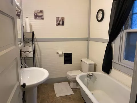 Bath - 521 E Madison Ave, Springfield, OH 45503 photo 2 of 2